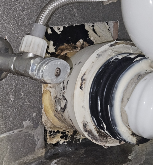 머리카락으로 막힌 하수구 모습