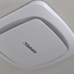 욕실 천장에 붙어있는 진동 댐퍼 모습