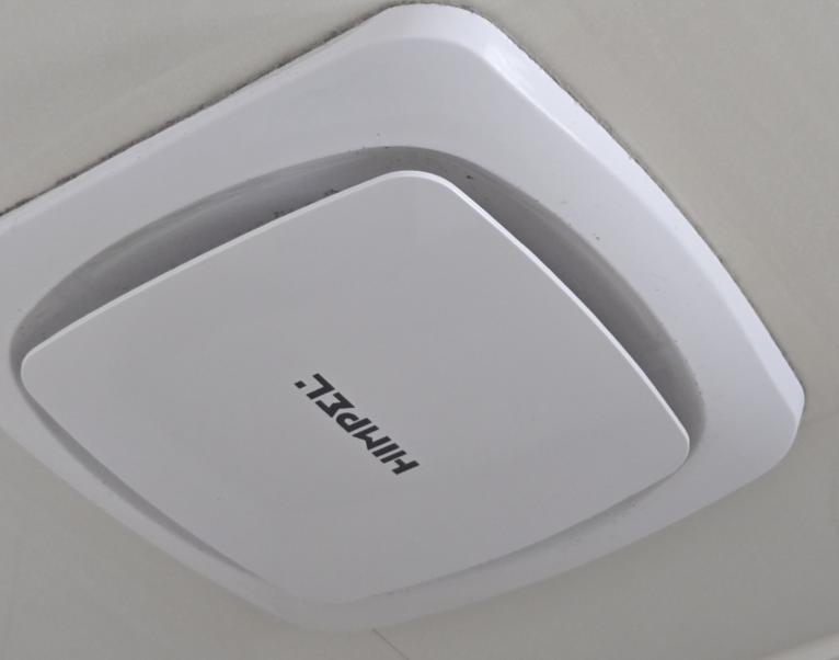 욕실 천장에 붙어있는 진동 댐퍼 모습