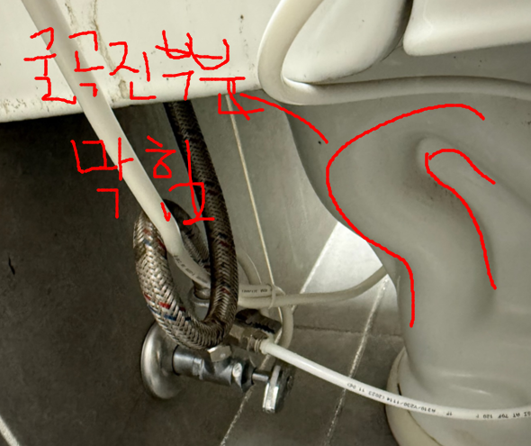 굴곡진 부분에서 주로 막힙니다